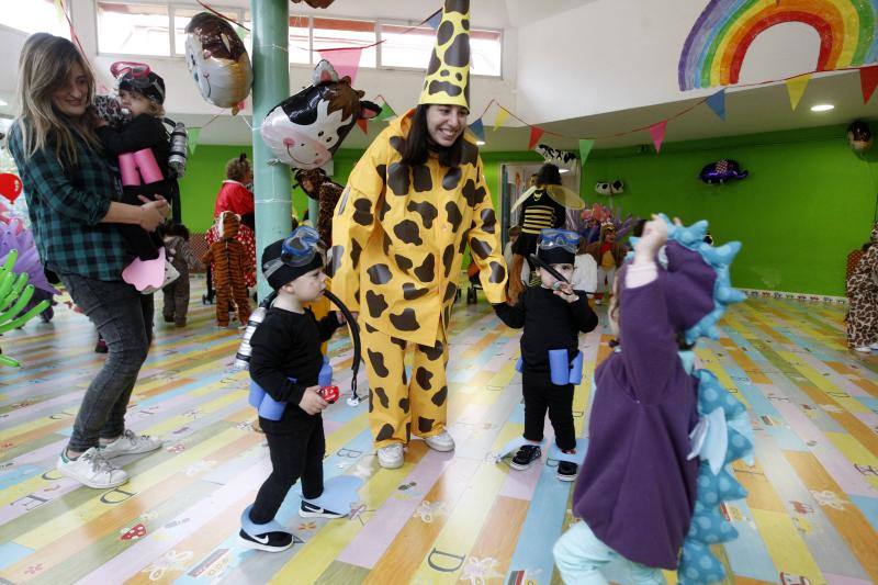 Varios colegios de Gijón han disfrutado hoy de la gran fiesta de Carnaval, entre ellos, la Escuela Infantil San Eutiquio y el centro Gloria Fuertes.
