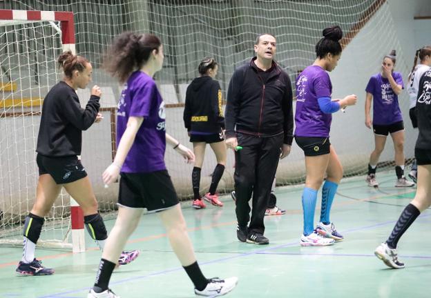 Diego Lafuente da instrucciones a sus jugadoras durante el último entrenamiento de la semana, en La Arena. 