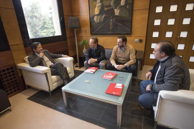 Javier Fernández, ayer, reunido con Pedro Hojas, Jenaro Martínez y Javier Campa. 