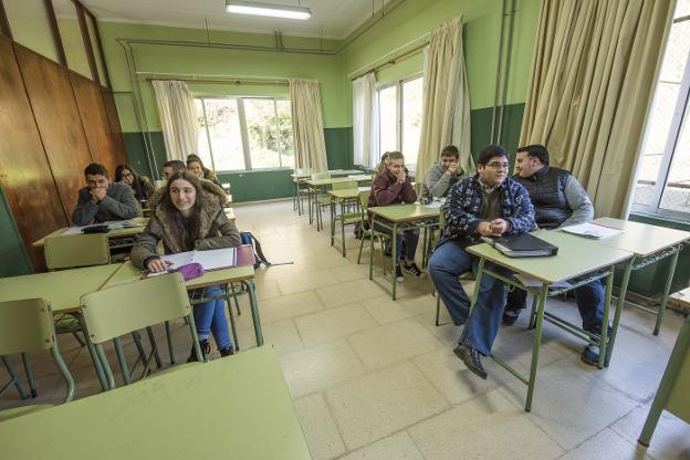 Alumnos del IES Río de Trubia, en clase con abrigos. 