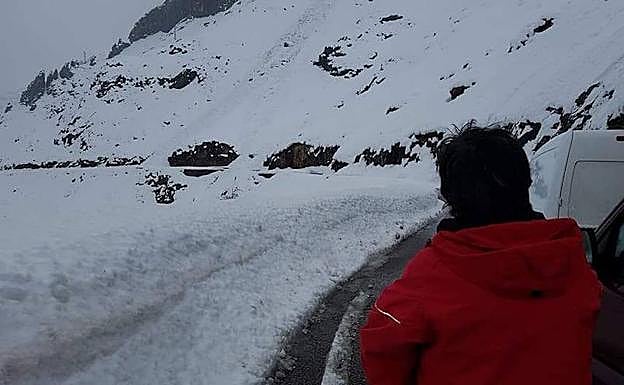 Imagen principal - Imágenes del alud caído en Sotres.