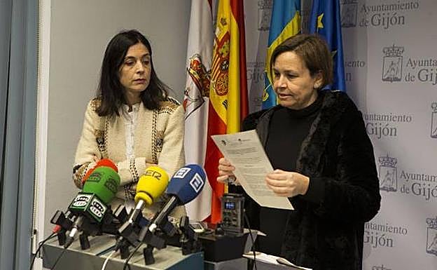Carmen Moriyón, junto a Ana Braña durante una rueda de prensa en el Ayuntamiento de Gijón.
