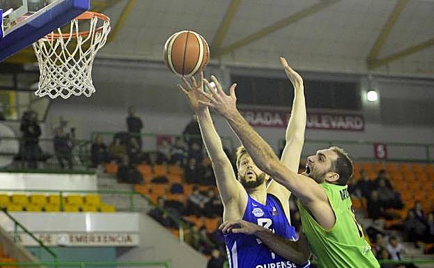 rteaga intenta anotar con la oposición de un pivot local.