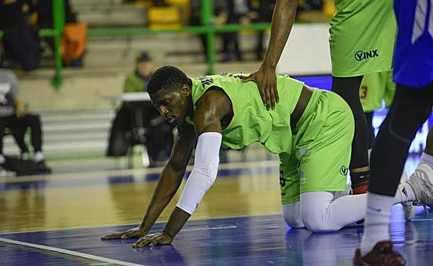 Imagen. Romaric Belemene, en el suelo de la cancha del Paco Paz.