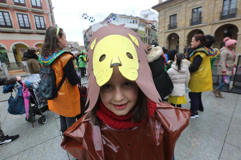 Los escolares de primaria han protagonizado un desfile desde la plaza de España hasta El Quirinal deslucido por la lluvia pero en el que se lo han pasado en grande.