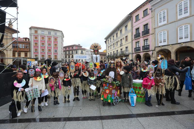 Los escolares de primaria han protagonizado un desfile desde la plaza de España hasta El Quirinal deslucido por la lluvia pero en el que se lo han pasado en grande.