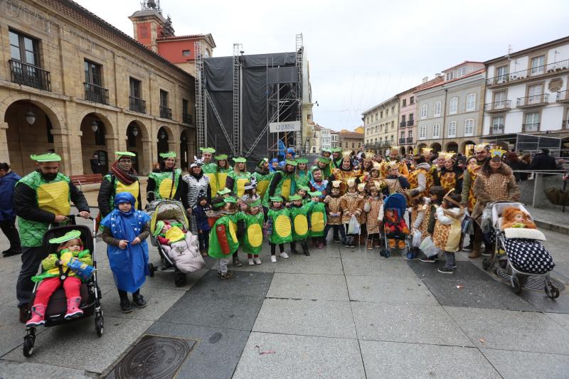 Los escolares de primaria han protagonizado un desfile desde la plaza de España hasta El Quirinal deslucido por la lluvia pero en el que se lo han pasado en grande.
