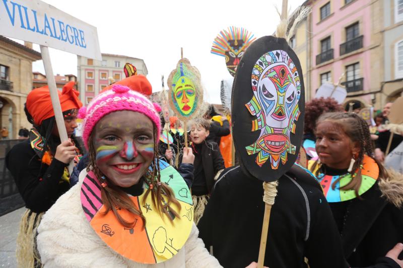 Los escolares de primaria han protagonizado un desfile desde la plaza de España hasta El Quirinal deslucido por la lluvia pero en el que se lo han pasado en grande.