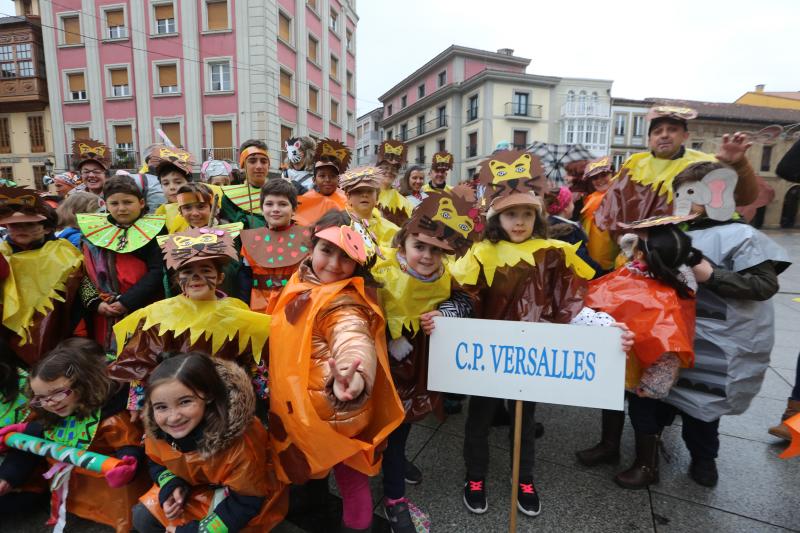 Los escolares de primaria han protagonizado un desfile desde la plaza de España hasta El Quirinal deslucido por la lluvia pero en el que se lo han pasado en grande.
