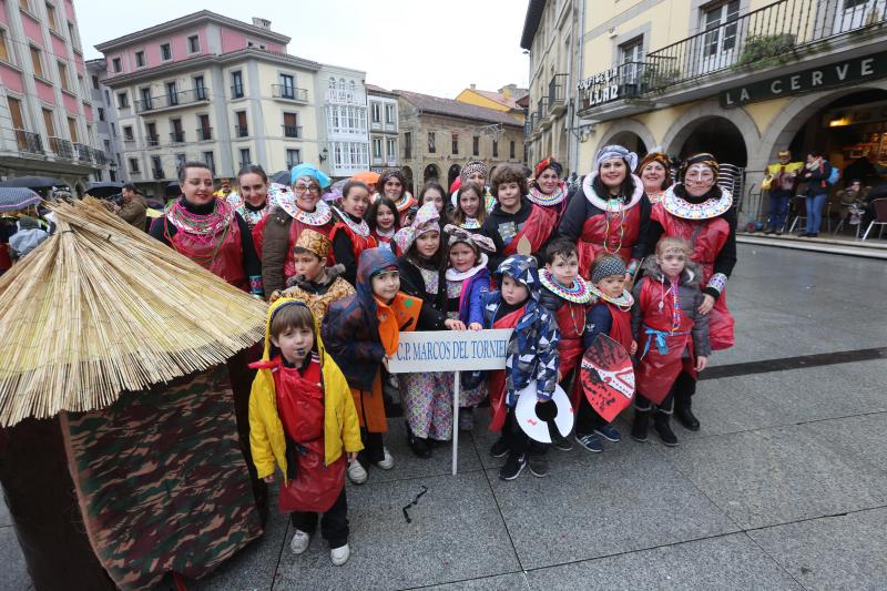 Los escolares de primaria han protagonizado un desfile desde la plaza de España hasta El Quirinal deslucido por la lluvia pero en el que se lo han pasado en grande.