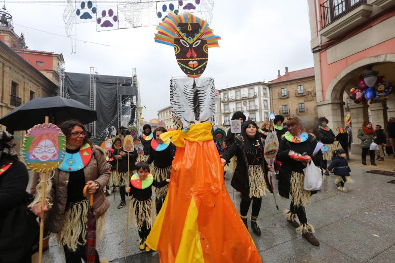 Los escolares de primaria han protagonizado un desfile desde la plaza de España hasta El Quirinal deslucido por la lluvia pero en el que se lo han pasado en grande.