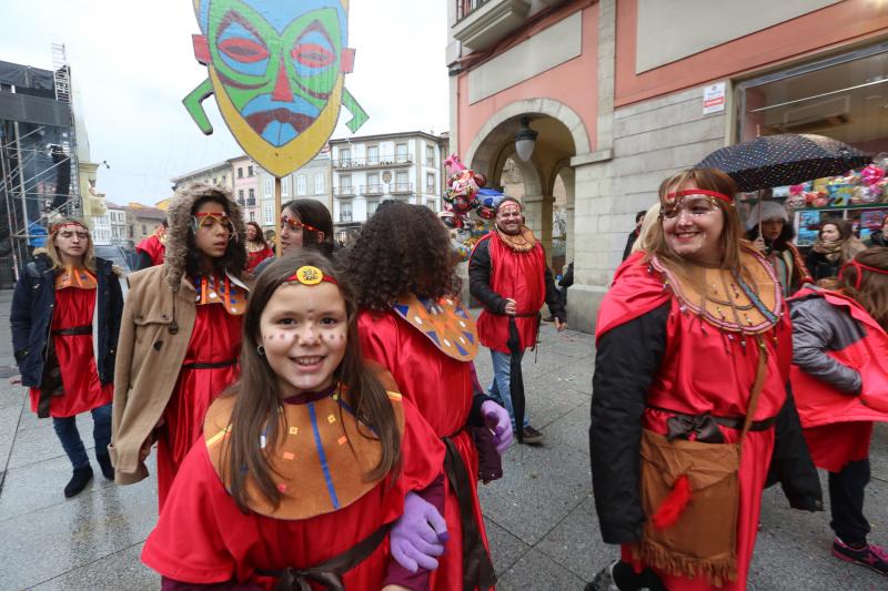 Los escolares de primaria han protagonizado un desfile desde la plaza de España hasta El Quirinal deslucido por la lluvia pero en el que se lo han pasado en grande.