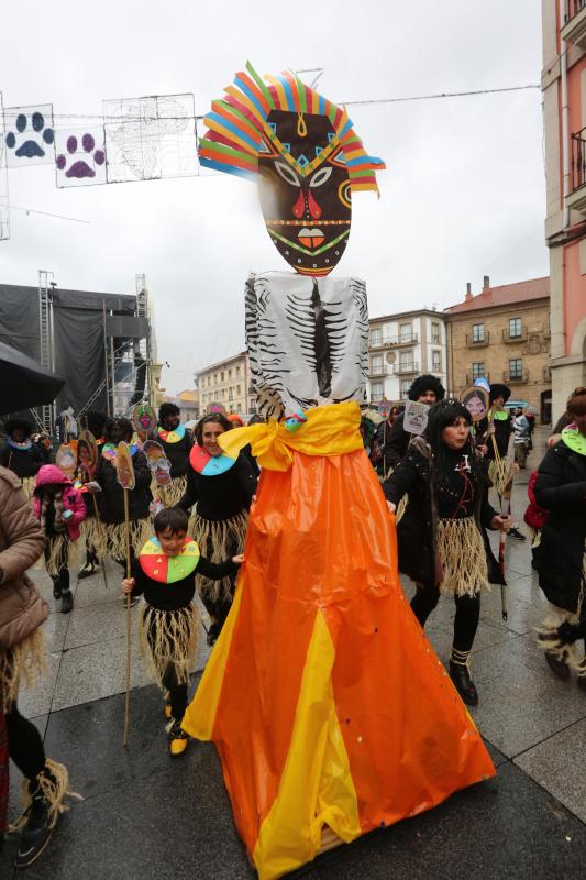 Los escolares de primaria han protagonizado un desfile desde la plaza de España hasta El Quirinal deslucido por la lluvia pero en el que se lo han pasado en grande.