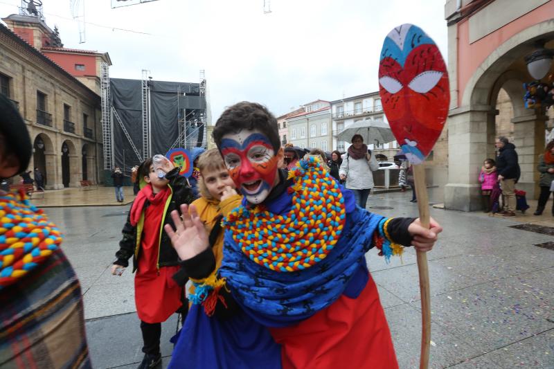Los escolares de primaria han protagonizado un desfile desde la plaza de España hasta El Quirinal deslucido por la lluvia pero en el que se lo han pasado en grande.