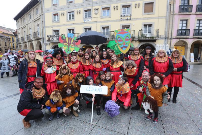 Los escolares de primaria han protagonizado un desfile desde la plaza de España hasta El Quirinal deslucido por la lluvia pero en el que se lo han pasado en grande.