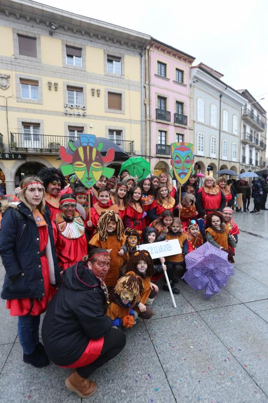 Los escolares de primaria han protagonizado un desfile desde la plaza de España hasta El Quirinal deslucido por la lluvia pero en el que se lo han pasado en grande.