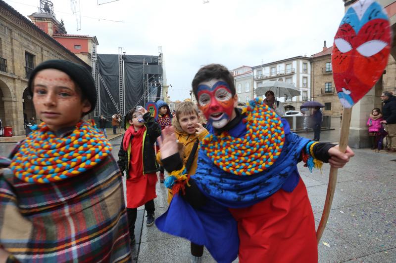 Los escolares de primaria han protagonizado un desfile desde la plaza de España hasta El Quirinal deslucido por la lluvia pero en el que se lo han pasado en grande.