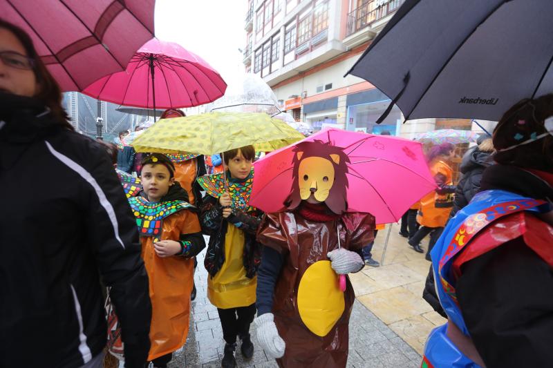 Los escolares de primaria han protagonizado un desfile desde la plaza de España hasta El Quirinal deslucido por la lluvia pero en el que se lo han pasado en grande.