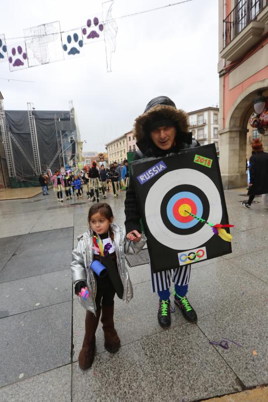 Los escolares de primaria han protagonizado un desfile desde la plaza de España hasta El Quirinal deslucido por la lluvia pero en el que se lo han pasado en grande.
