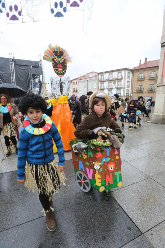 Los escolares de primaria han protagonizado un desfile desde la plaza de España hasta El Quirinal deslucido por la lluvia pero en el que se lo han pasado en grande.