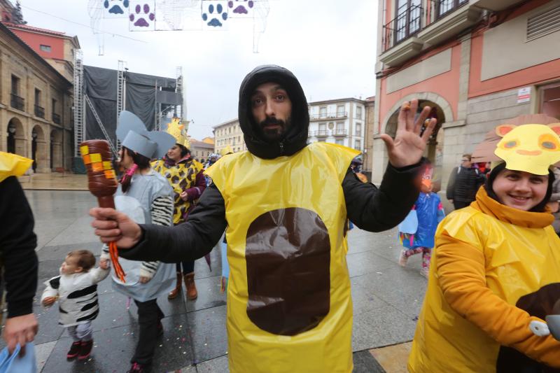 Los escolares de primaria han protagonizado un desfile desde la plaza de España hasta El Quirinal deslucido por la lluvia pero en el que se lo han pasado en grande.
