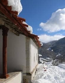 Imagen secundaria 2 - La cubierta de la Iglesia de Caleao, en Caso, sufre graves desperfectos