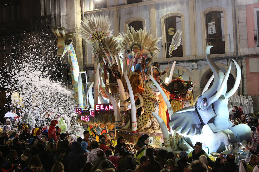 El Antroxu avilesino rinde homenaje al vecino continente del sur en un despliegue de originalidad y color en el que la carroza de 'Los Dioses de Ébano' fue la triunfadora