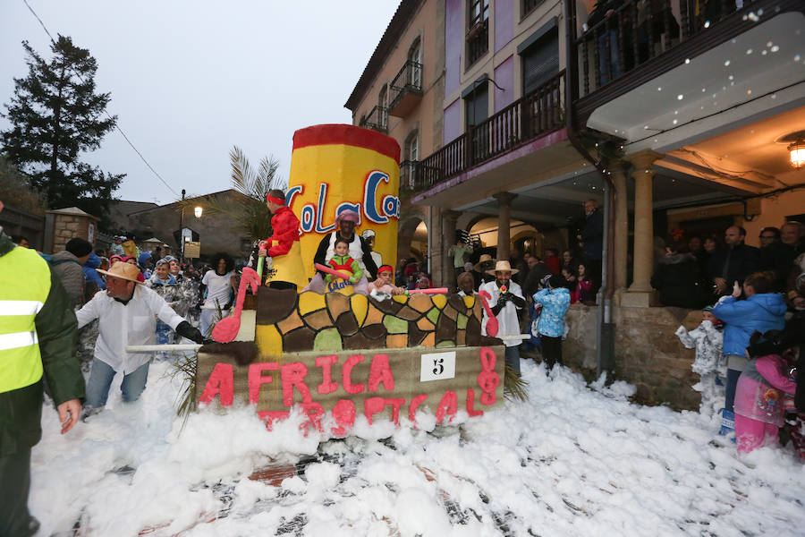 El Antroxu avilesino rinde homenaje al vecino continente del sur en un despliegue de originalidad y color en el que la carroza de 'Los Dioses de Ébano' fue la triunfadora