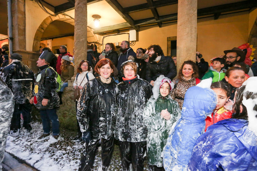 El Antroxu avilesino rinde homenaje al vecino continente del sur en un despliegue de originalidad y color en el que la carroza de 'Los Dioses de Ébano' fue la triunfadora