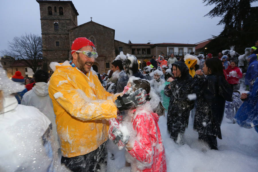 El Antroxu avilesino rinde homenaje al vecino continente del sur en un despliegue de originalidad y color en el que la carroza de 'Los Dioses de Ébano' fue la triunfadora