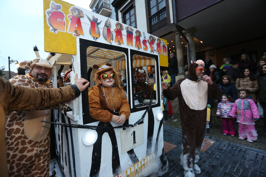 El Antroxu avilesino rinde homenaje al vecino continente del sur en un despliegue de originalidad y color en el que la carroza de 'Los Dioses de Ébano' fue la triunfadora
