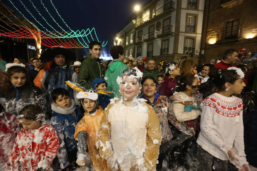 El Antroxu avilesino rinde homenaje al vecino continente del sur en un despliegue de originalidad y color en el que la carroza de 'Los Dioses de Ébano' fue la triunfadora