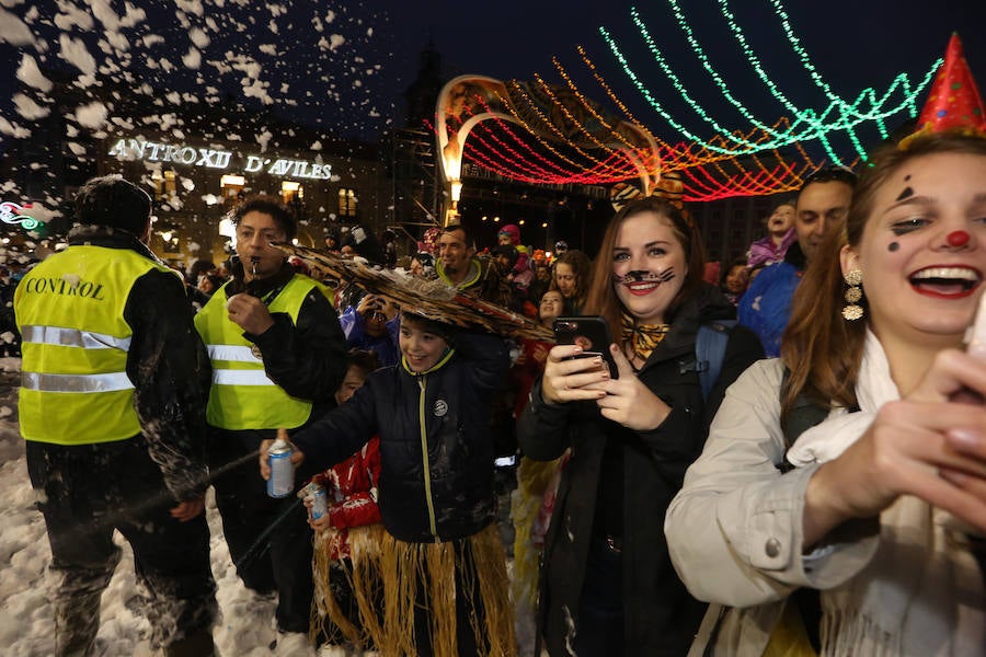 El Antroxu avilesino rinde homenaje al vecino continente del sur en un despliegue de originalidad y color en el que la carroza de 'Los Dioses de Ébano' fue la triunfadora