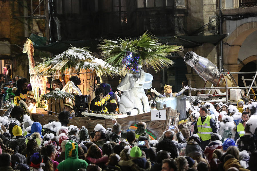 El Antroxu avilesino rinde homenaje al vecino continente del sur en un despliegue de originalidad y color en el que la carroza de 'Los Dioses de Ébano' fue la triunfadora