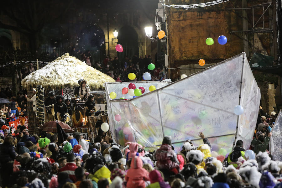 El Antroxu avilesino rinde homenaje al vecino continente del sur en un despliegue de originalidad y color en el que la carroza de 'Los Dioses de Ébano' fue la triunfadora