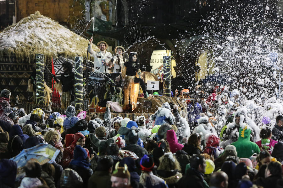El Antroxu avilesino rinde homenaje al vecino continente del sur en un despliegue de originalidad y color en el que la carroza de 'Los Dioses de Ébano' fue la triunfadora