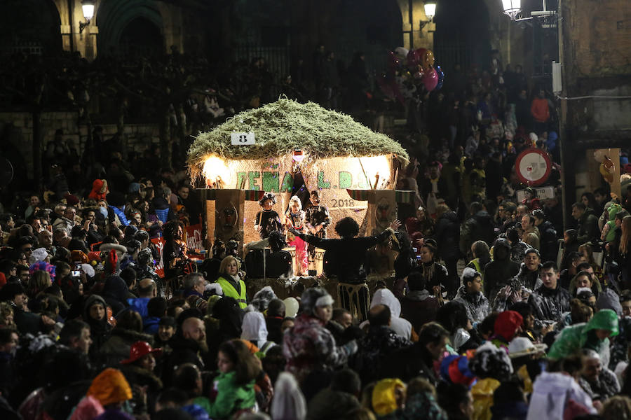 El Antroxu avilesino rinde homenaje al vecino continente del sur en un despliegue de originalidad y color en el que la carroza de 'Los Dioses de Ébano' fue la triunfadora