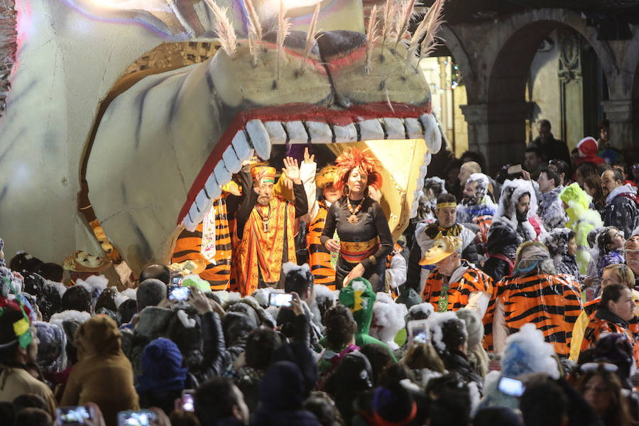 El Antroxu avilesino rinde homenaje al vecino continente del sur en un despliegue de originalidad y color en el que la carroza de 'Los Dioses de Ébano' fue la triunfadora