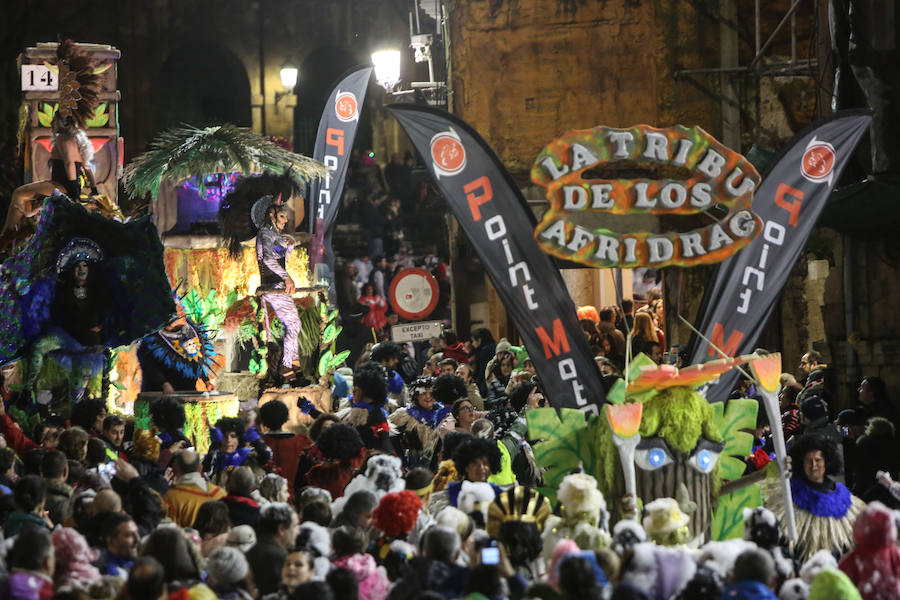 El Antroxu avilesino rinde homenaje al vecino continente del sur en un despliegue de originalidad y color en el que la carroza de 'Los Dioses de Ébano' fue la triunfadora