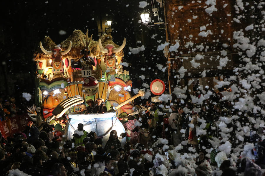 El Antroxu avilesino rinde homenaje al vecino continente del sur en un despliegue de originalidad y color en el que la carroza de 'Los Dioses de Ébano' fue la triunfadora