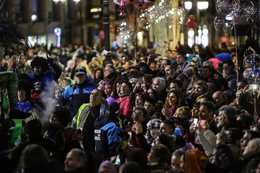 El Antroxu avilesino rinde homenaje al vecino continente del sur en un despliegue de originalidad y color en el que la carroza de 'Los Dioses de Ébano' fue la triunfadora
