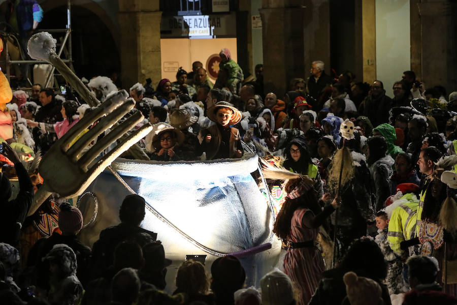 El Antroxu avilesino rinde homenaje al vecino continente del sur en un despliegue de originalidad y color en el que la carroza de 'Los Dioses de Ébano' fue la triunfadora