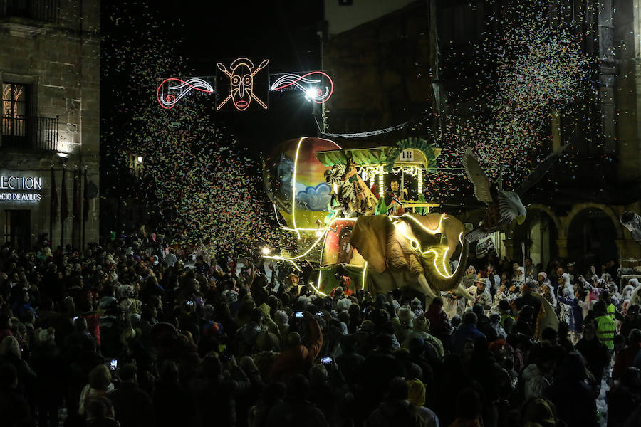 El Antroxu avilesino rinde homenaje al vecino continente del sur en un despliegue de originalidad y color en el que la carroza de 'Los Dioses de Ébano' fue la triunfadora