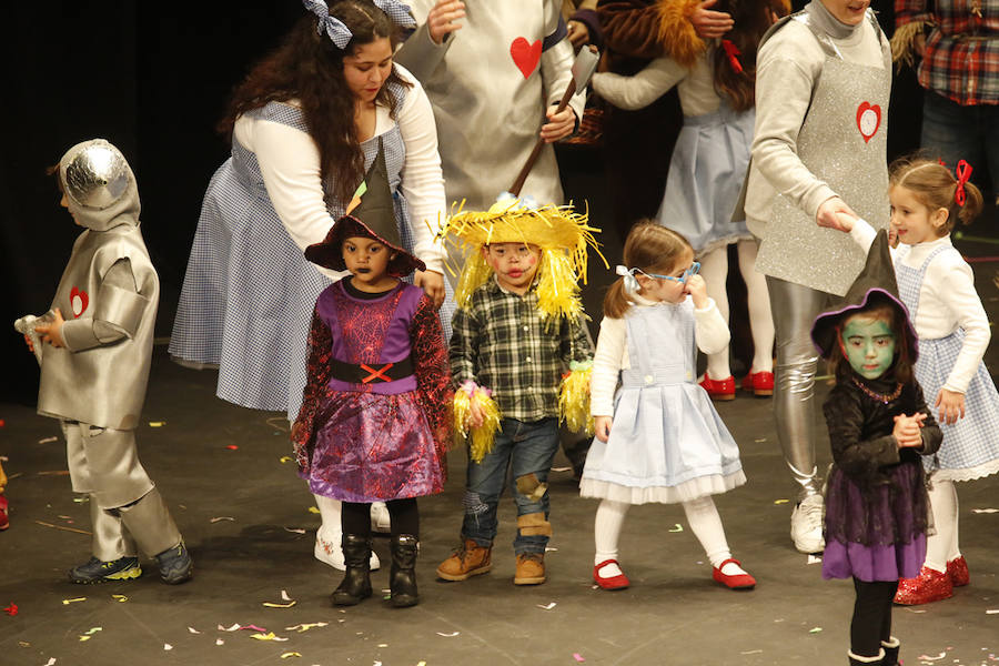 Los más pequeños de la casa ponen su originalidad y desparpajo sobre el escenario del Teatro Jovellanos un año más