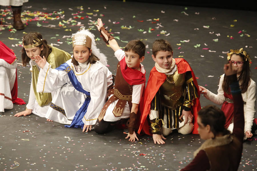 Los más pequeños de la casa ponen su originalidad y desparpajo sobre el escenario del Teatro Jovellanos un año más