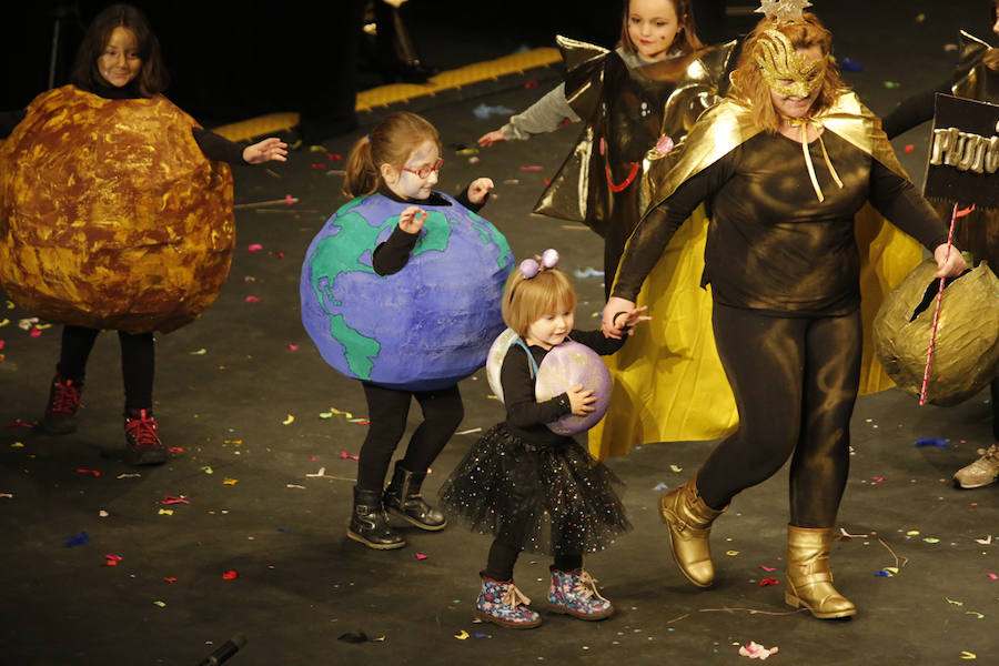 Los más pequeños de la casa ponen su originalidad y desparpajo sobre el escenario del Teatro Jovellanos un año más
