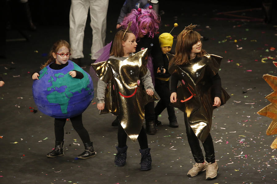 Los más pequeños de la casa ponen su originalidad y desparpajo sobre el escenario del Teatro Jovellanos un año más