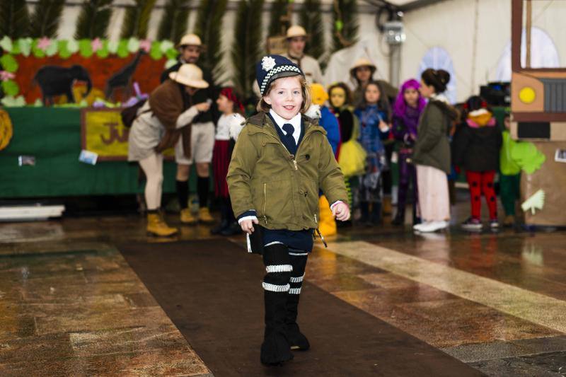 El carnaval de la localidad del oriente asturiano no pudo disfrutar del desfile infantil en la calle, pero eso no impidió la celebración bajo la carpa situada en la plaza Camila Beceña.