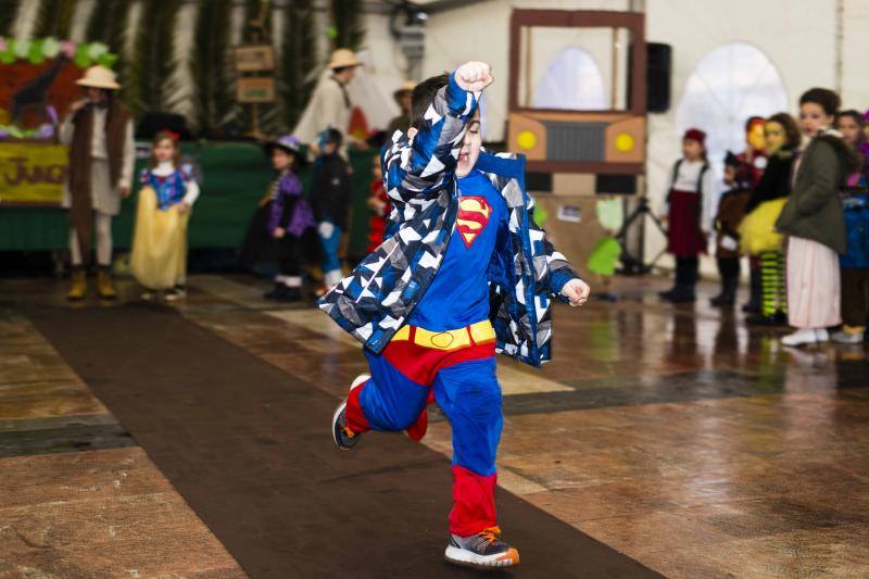 El carnaval de la localidad del oriente asturiano no pudo disfrutar del desfile infantil en la calle, pero eso no impidió la celebración bajo la carpa situada en la plaza Camila Beceña.