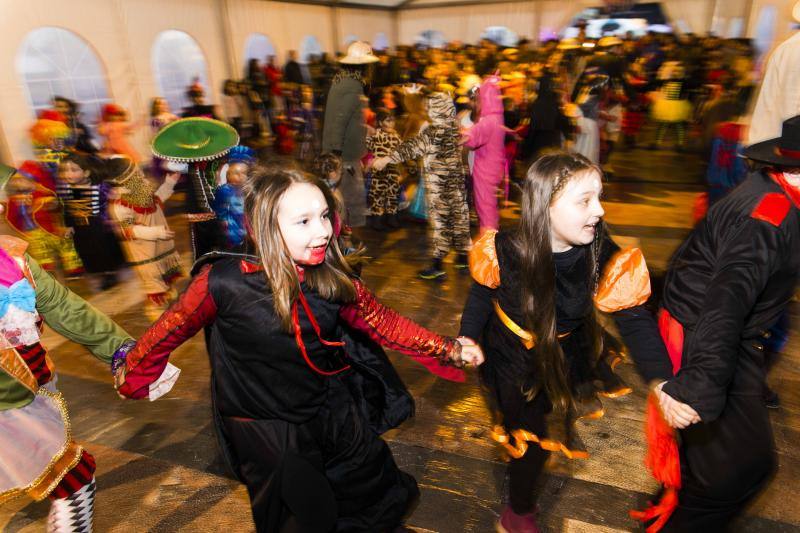 El carnaval de la localidad del oriente asturiano no pudo disfrutar del desfile infantil en la calle, pero eso no impidió la celebración bajo la carpa situada en la plaza Camila Beceña.